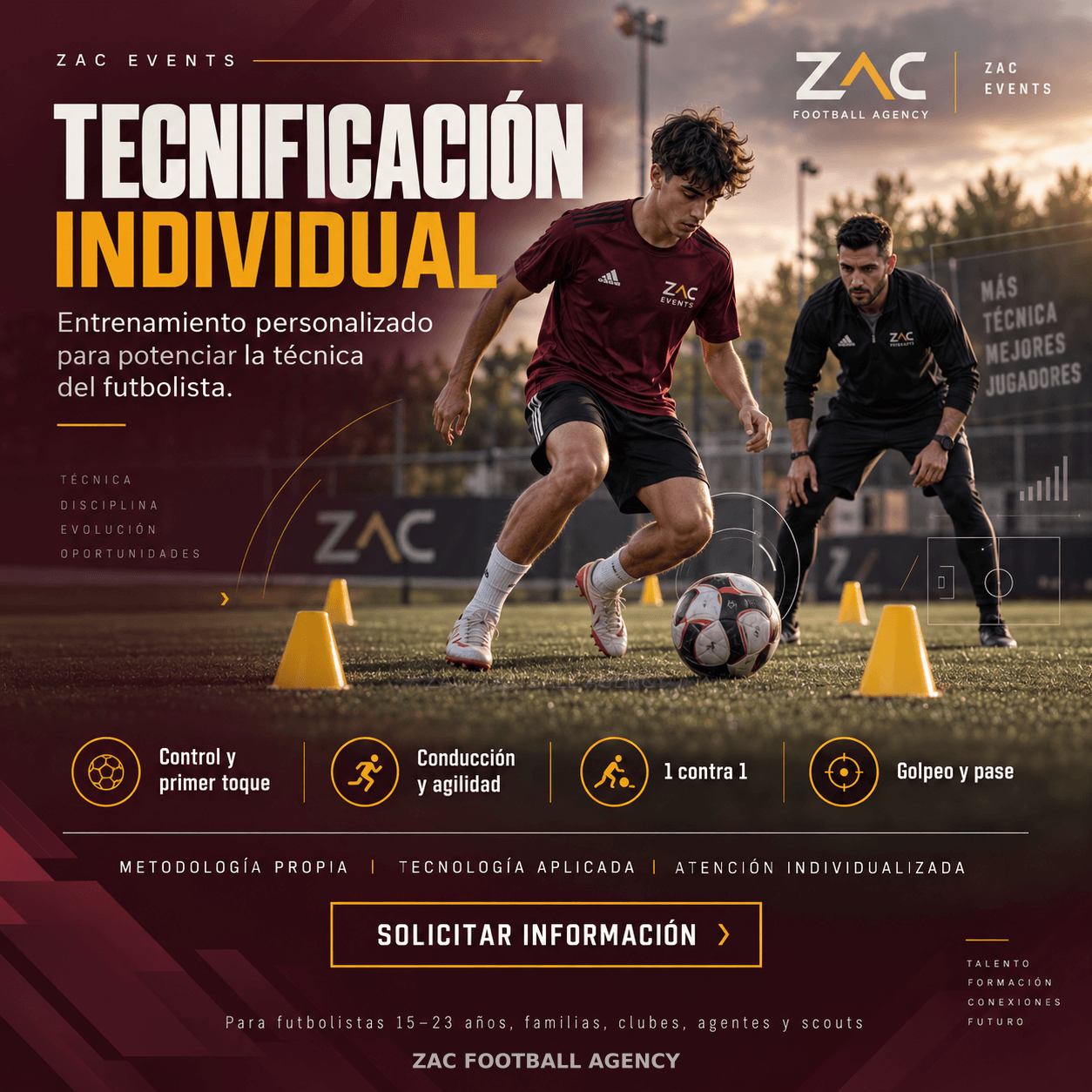 Futbolista trabajando el dominio del balón bajo supervisión de un entrenador